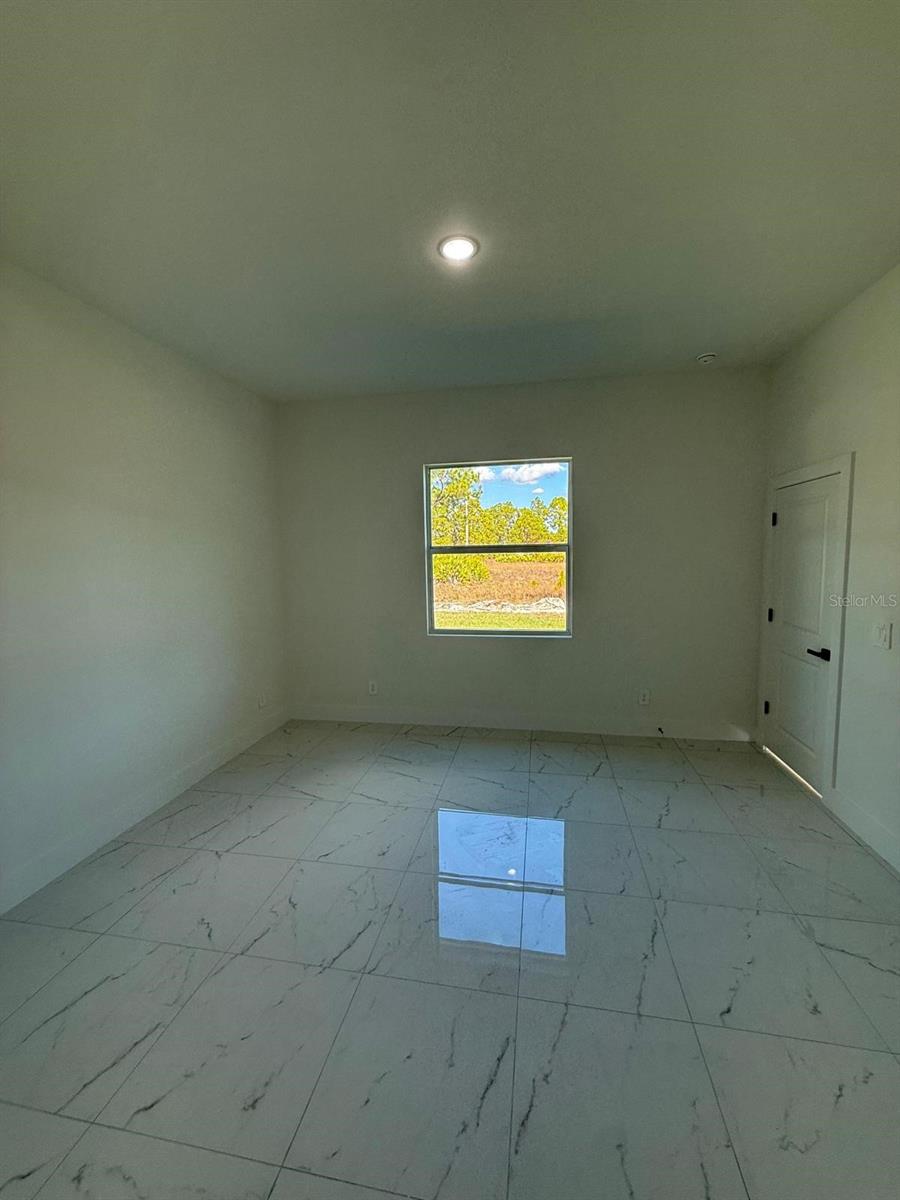 Image 23 of 31 For 1121 Florence Street E