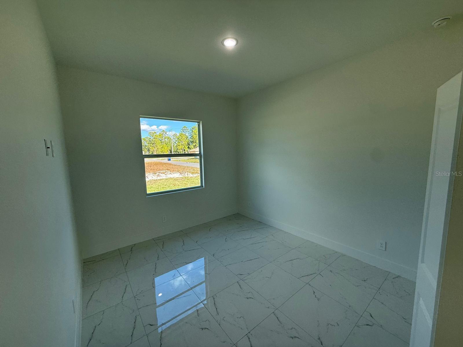 Image 30 of 31 For 1121 Florence Street E