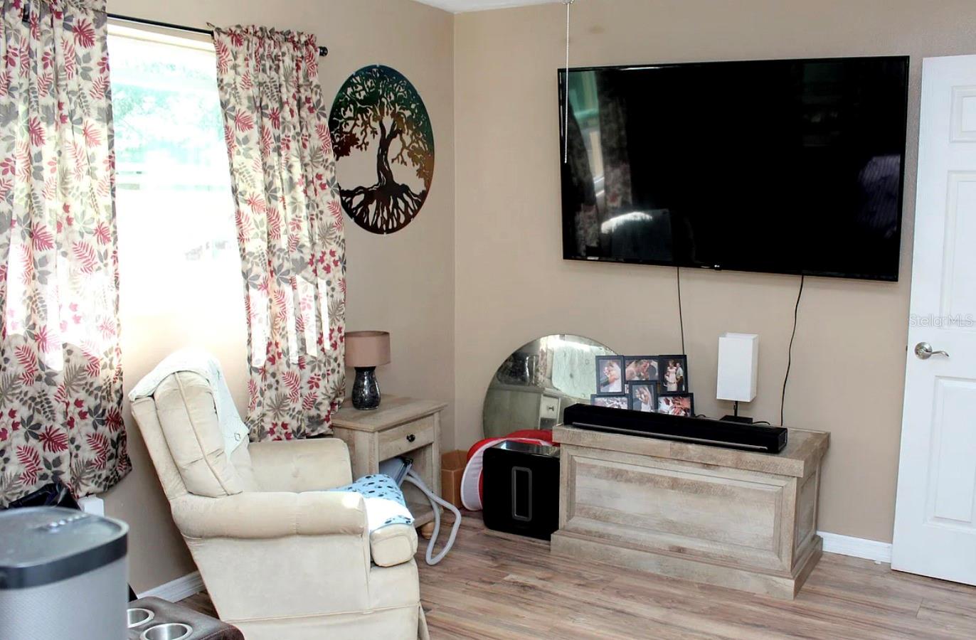 Image 4 of 17 For 47 Desoto Street