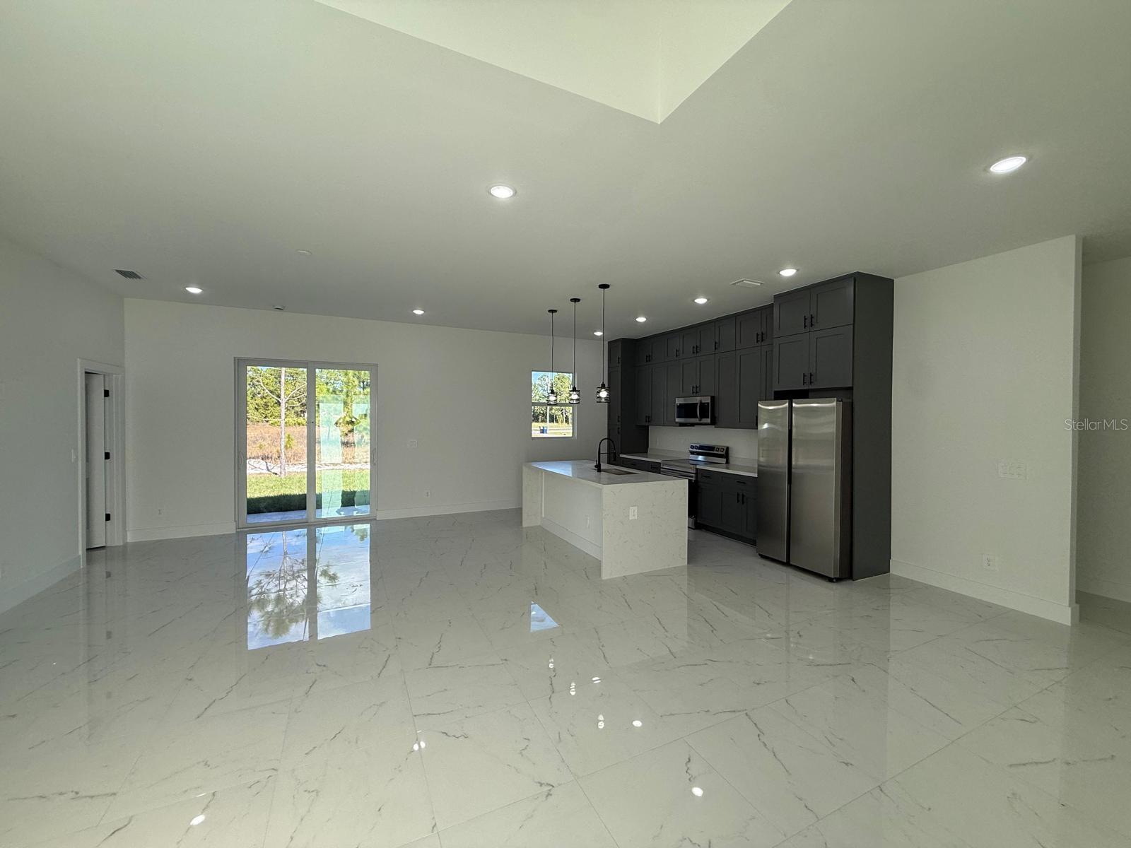 Image 12 of 31 For 1121 Florence Street E