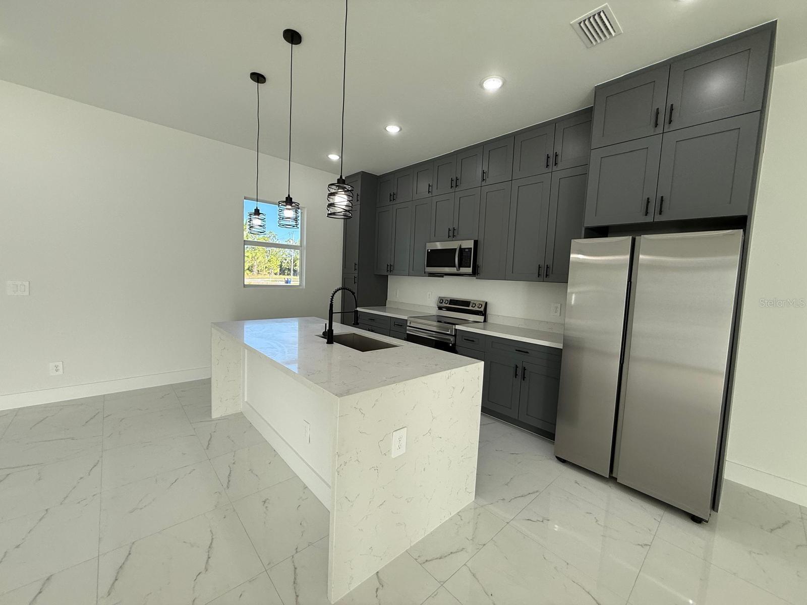 Image 13 of 31 For 1121 Florence Street E