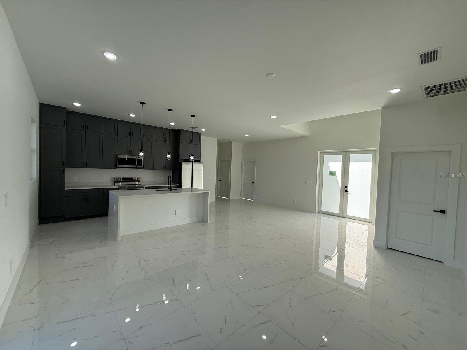 Image 17 of 31 For 1121 Florence Street E