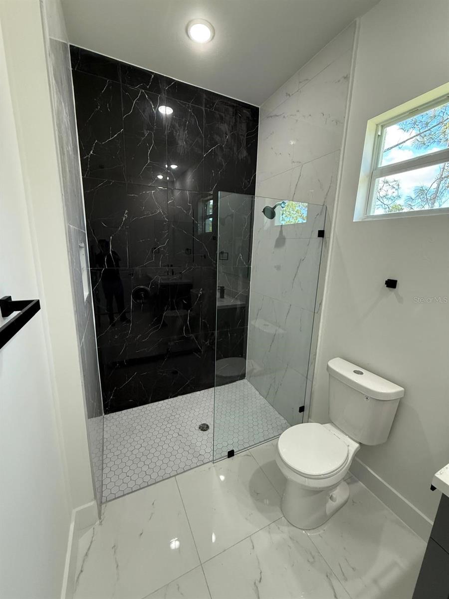 Image 19 of 31 For 1121 Florence Street E