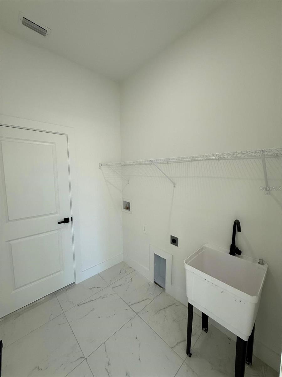 Image 25 of 31 For 1121 Florence Street E