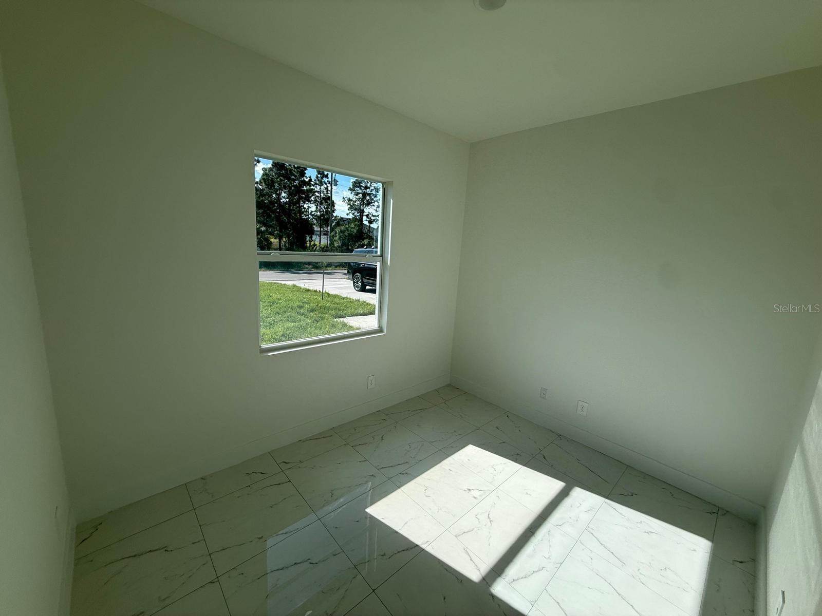 Image 27 of 31 For 1121 Florence Street E