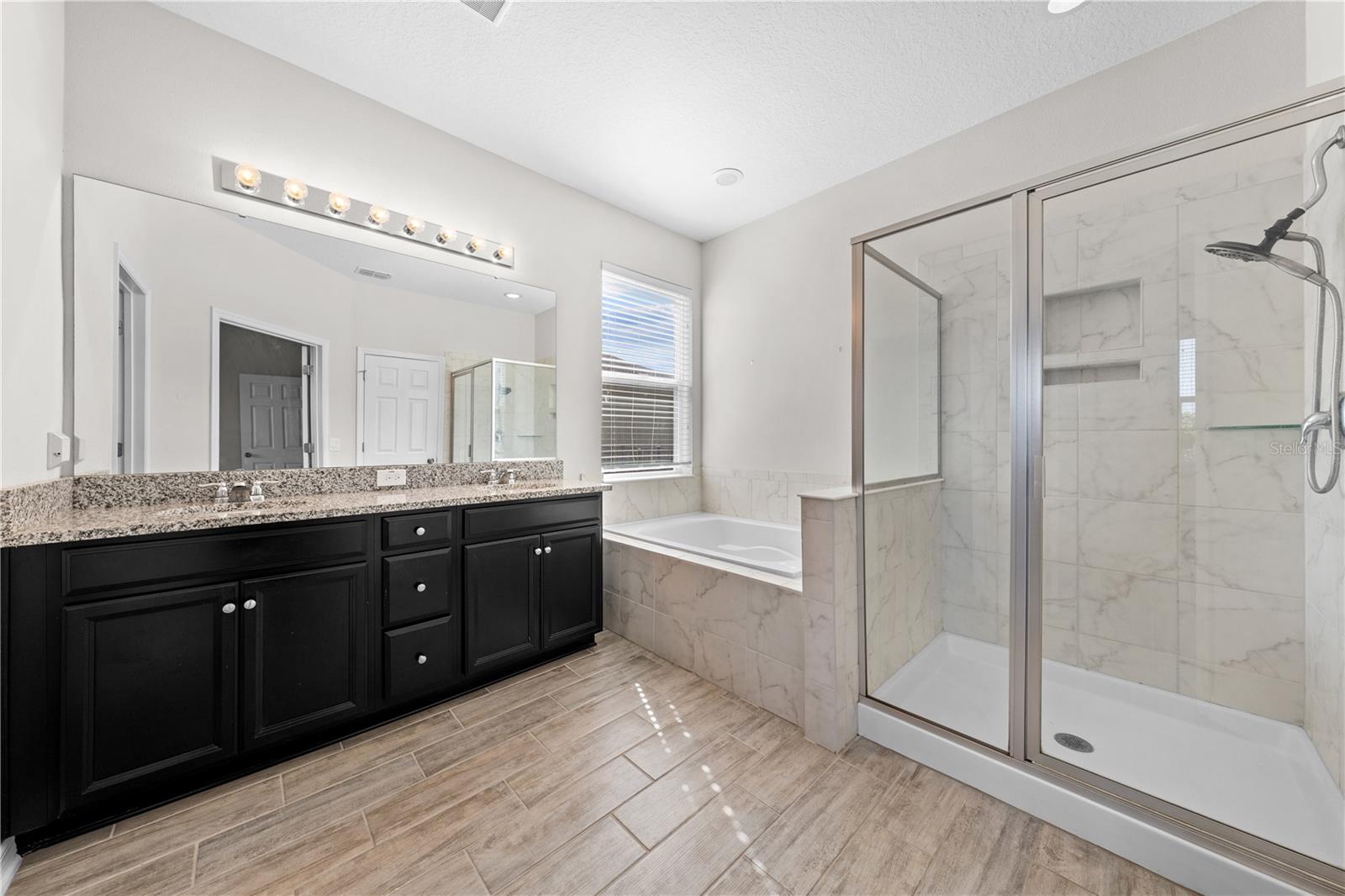 Image 32 of 61 For 1833 Henley Street