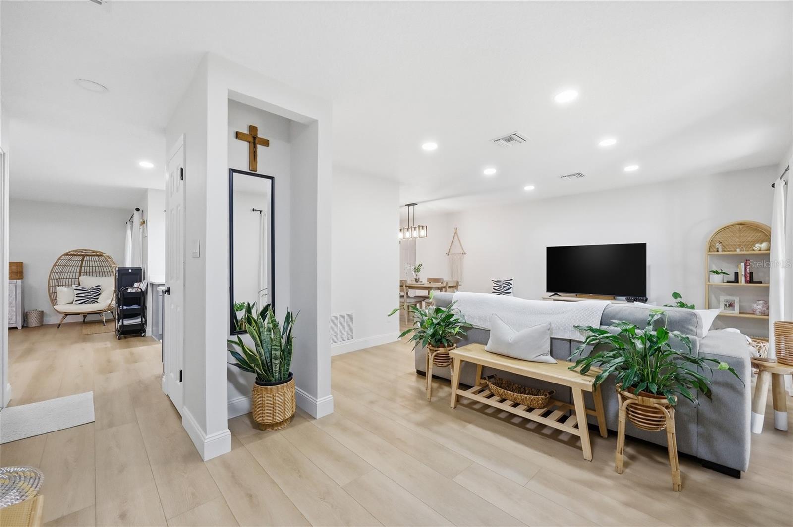 Image 14 of 61 For 512 Garden Heights Drive