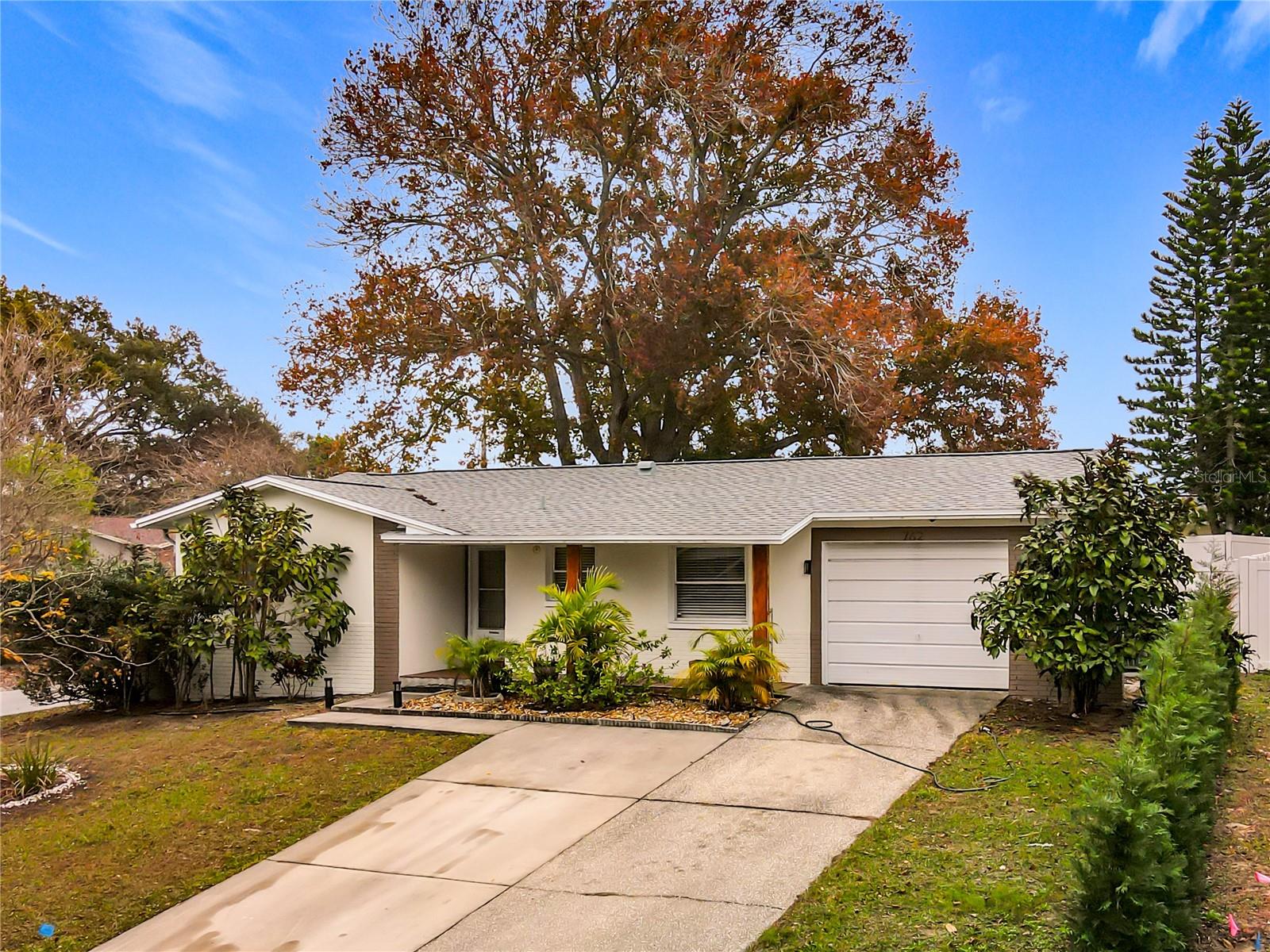 Image 2 of 39 For 762 Barbara Street