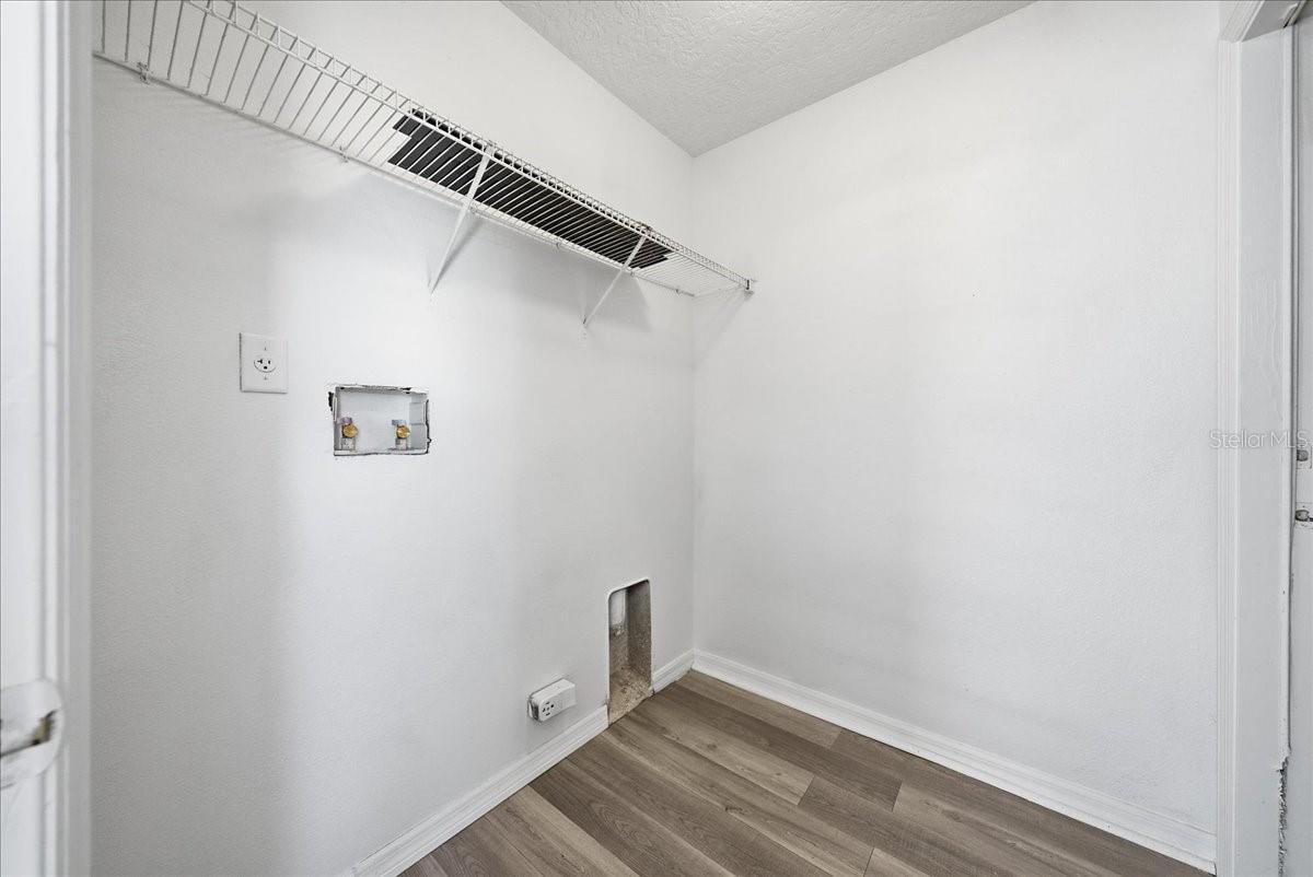 Image 19 of 29 For 7962 Niagara Falls Court