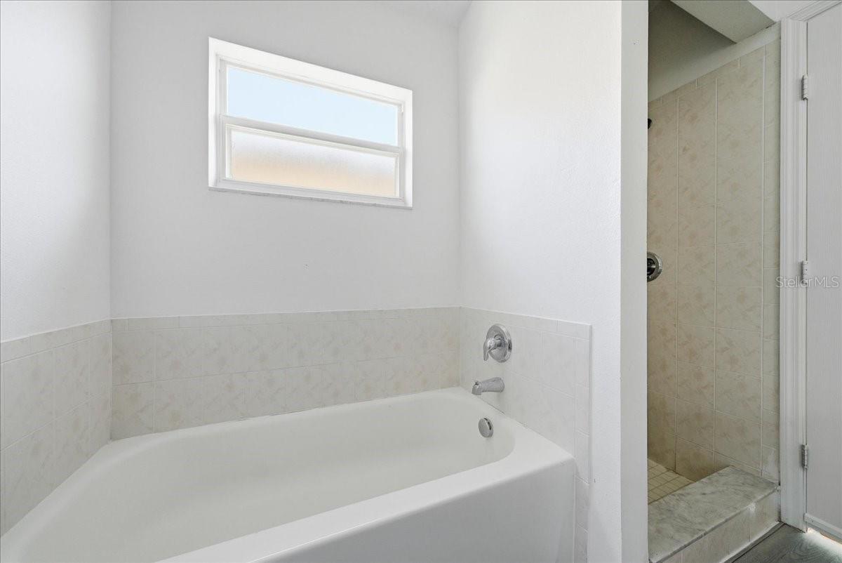 Image 23 of 29 For 7962 Niagara Falls Court