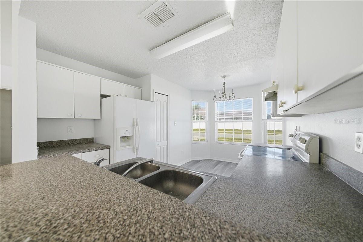 Image 4 of 29 For 7962 Niagara Falls Court