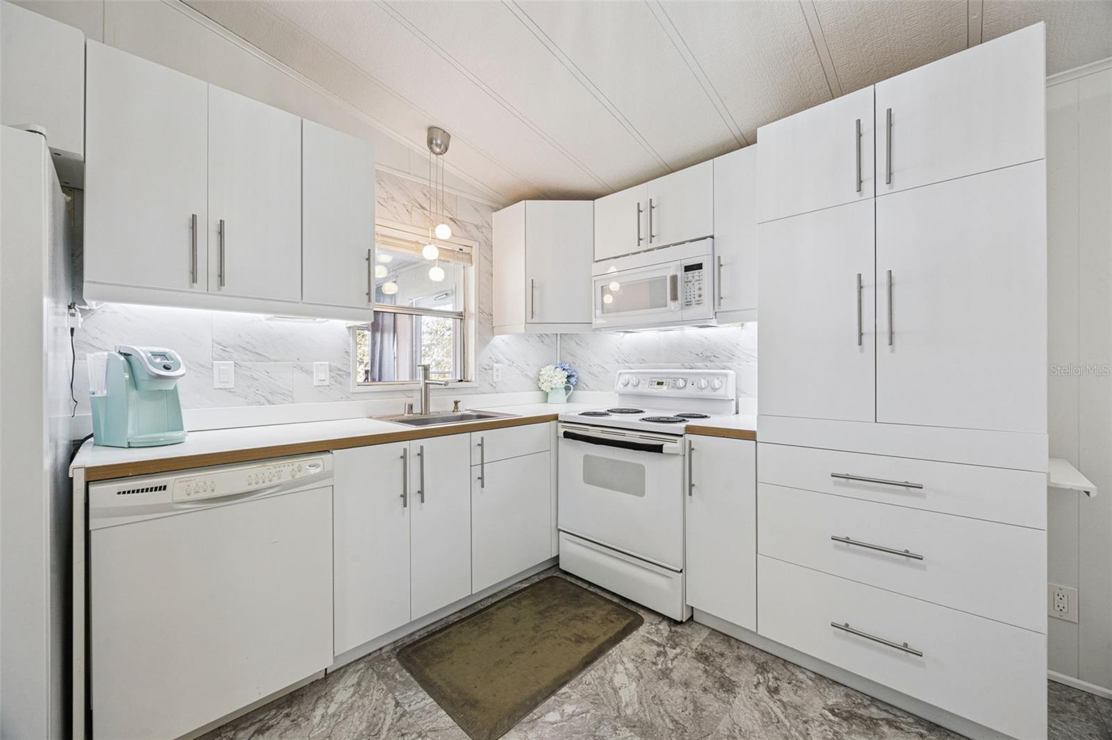 Image 19 of 58 For 204 Bay Court