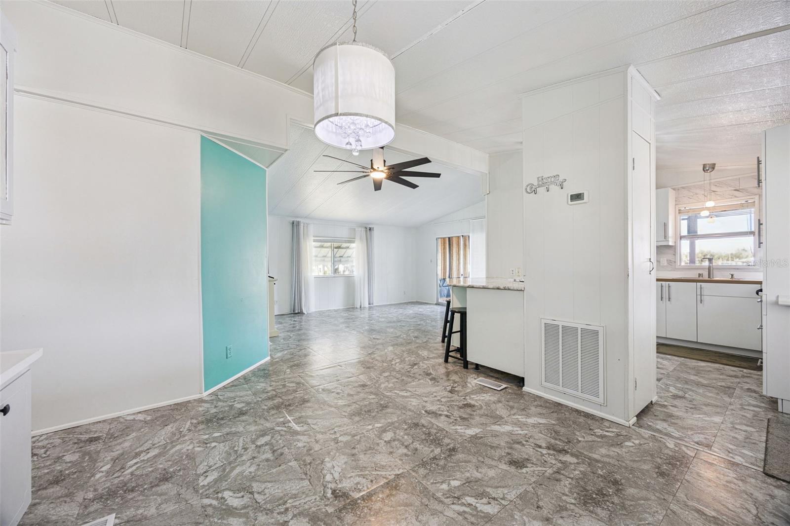 Image 21 of 58 For 204 Bay Court