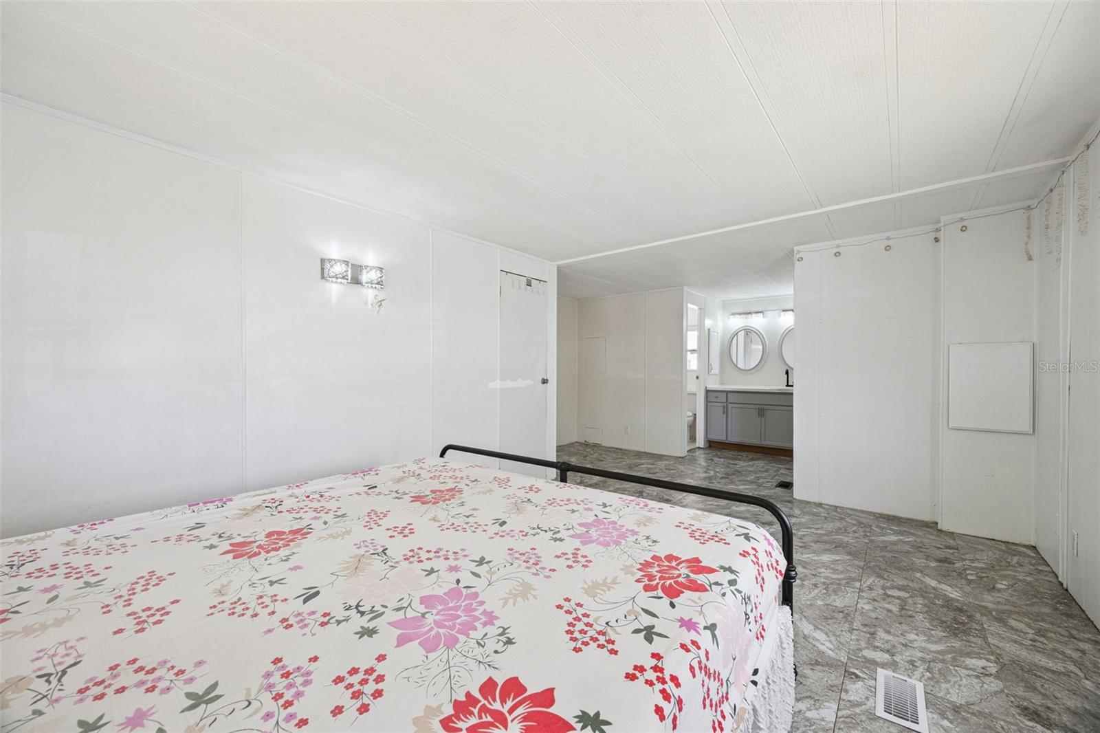 Image 27 of 58 For 204 Bay Court