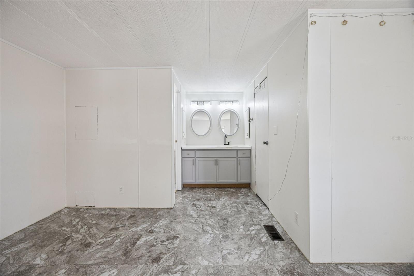 Image 28 of 58 For 204 Bay Court