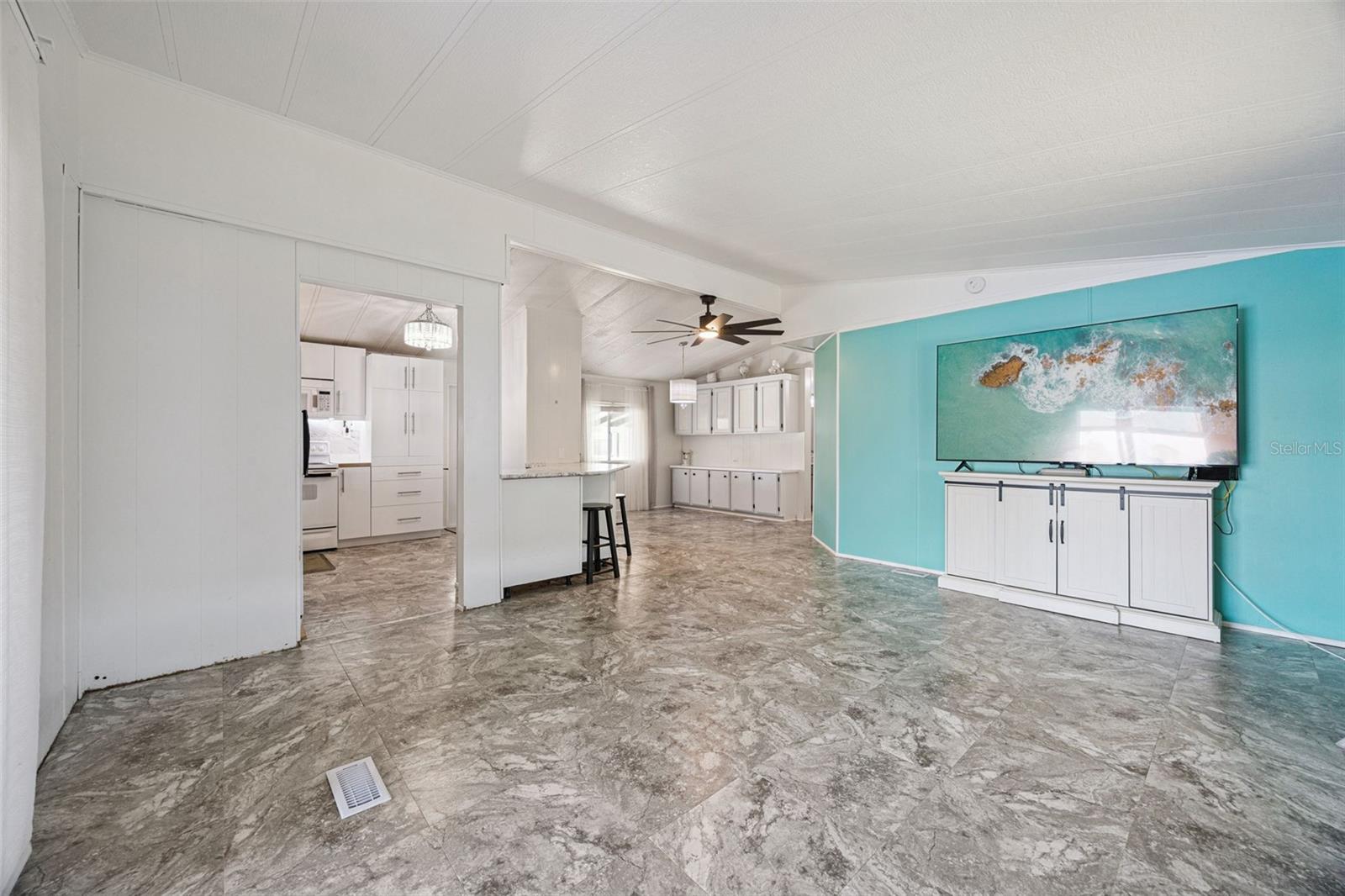 Image 7 of 58 For 204 Bay Court