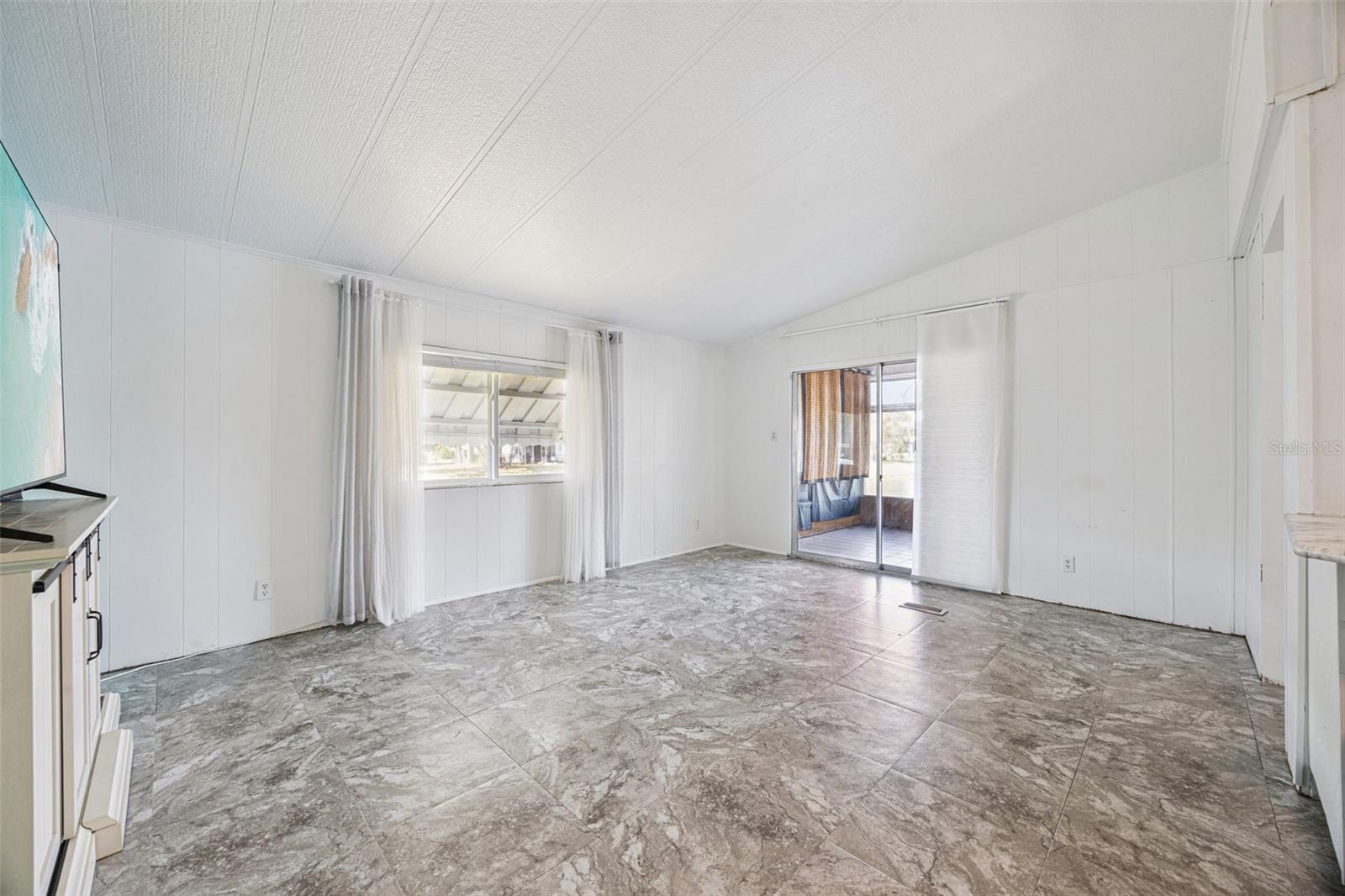 Image 9 of 58 For 204 Bay Court