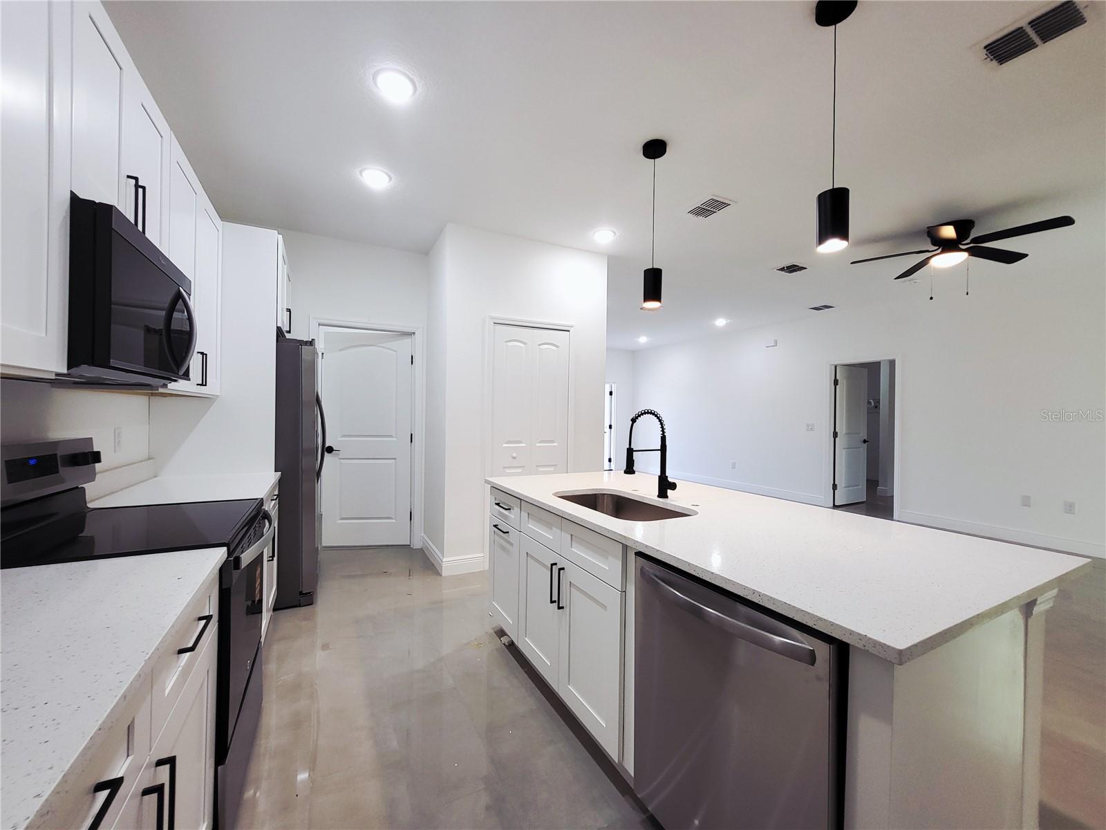 Image 5 of 10 For 1620 Welland Street Se