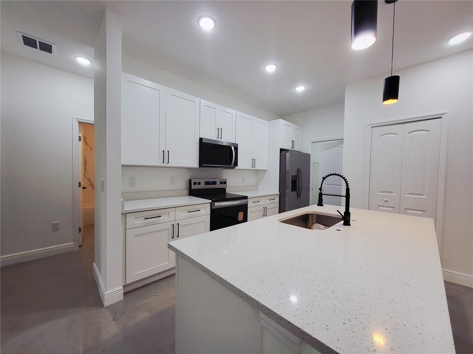 Image 9 of 10 For 1620 Welland Street Se