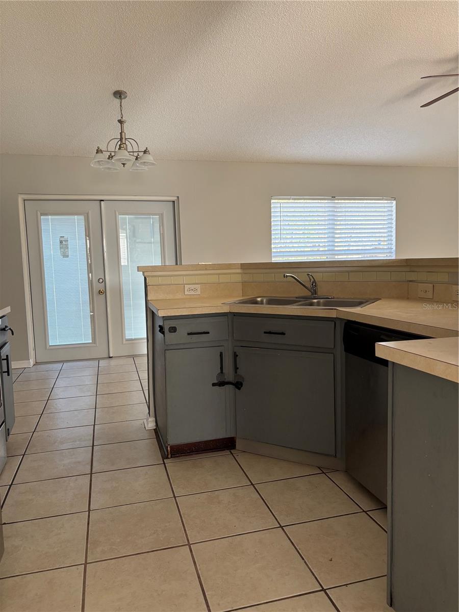 Image 11 of 24 For 673 Eldron Avenue