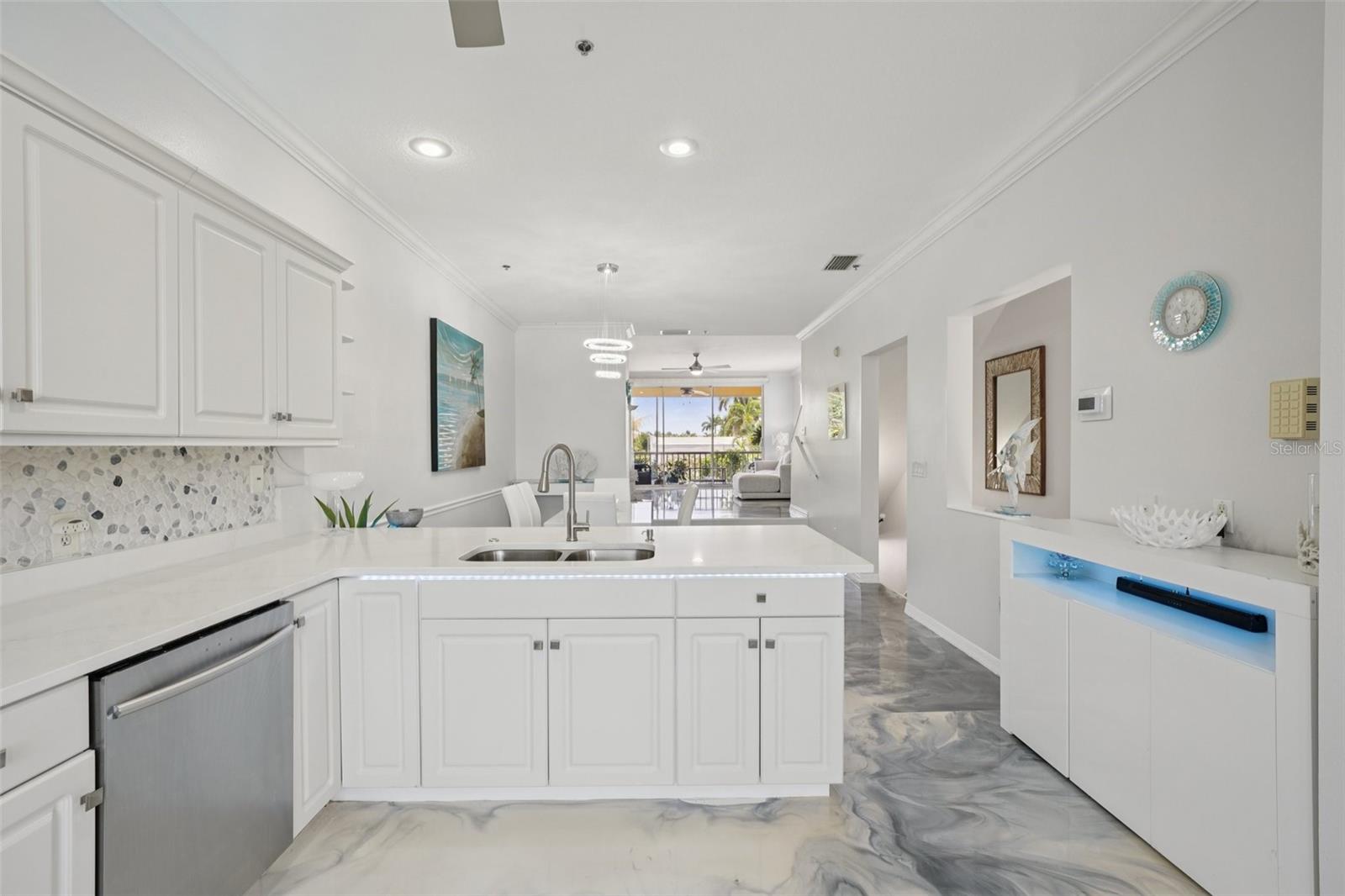 Image 19 of 71 For 1061 Pinellas Bayway S