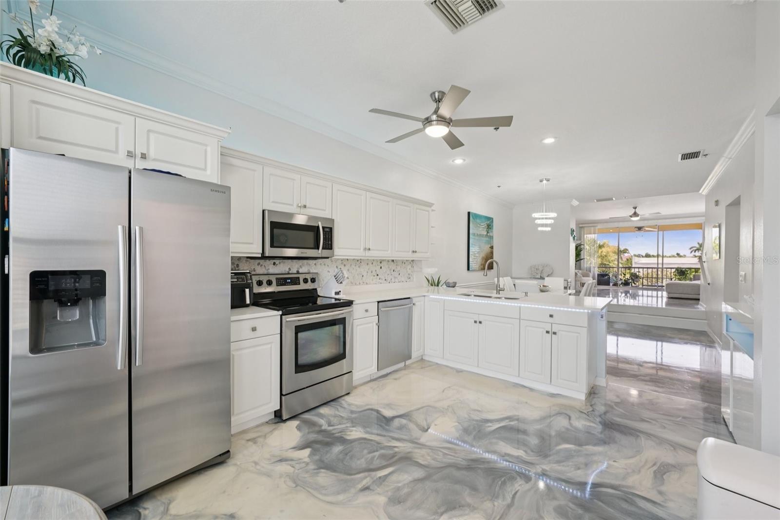 Image 21 of 71 For 1061 Pinellas Bayway S