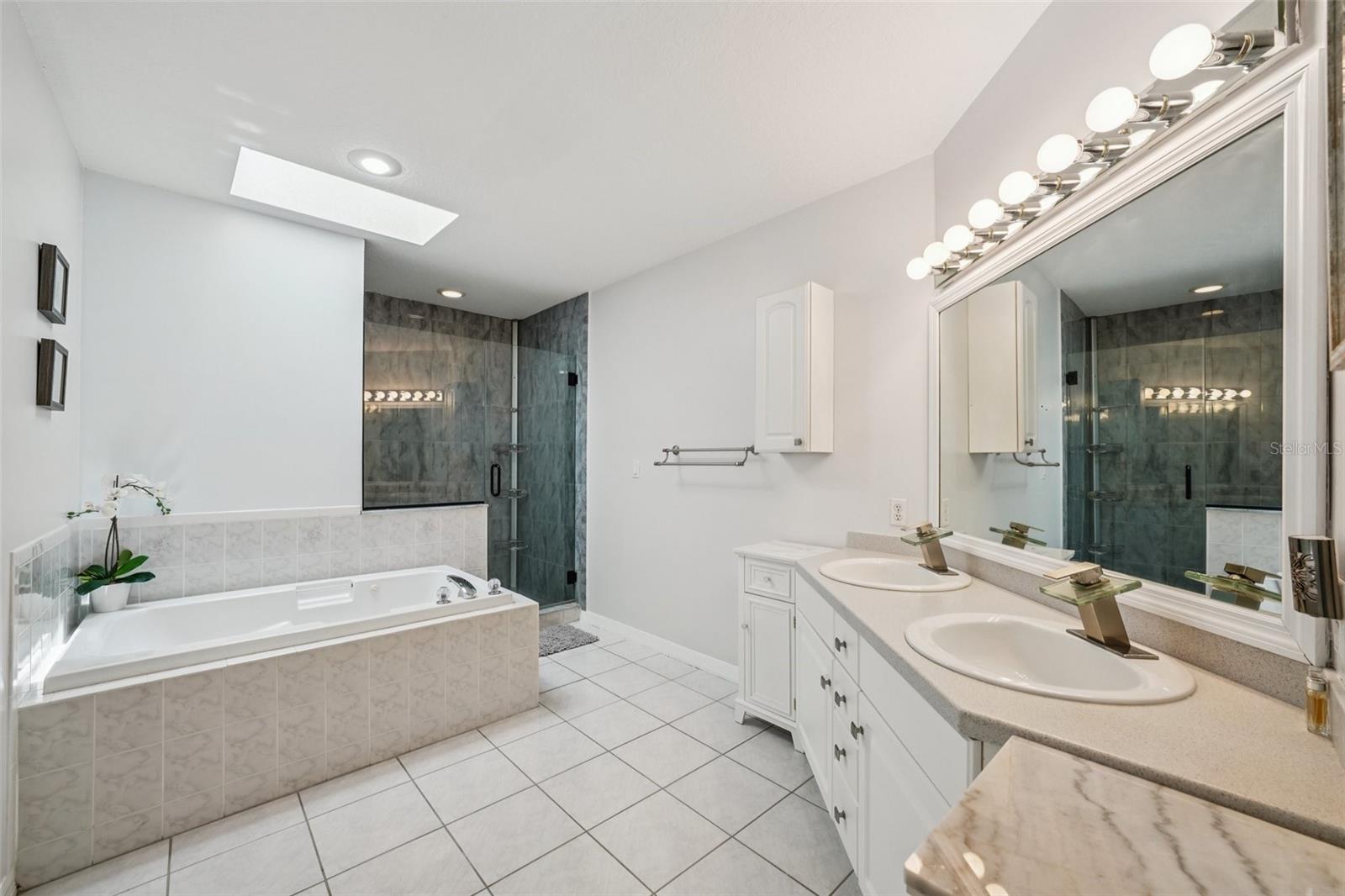 Image 32 of 71 For 1061 Pinellas Bayway S