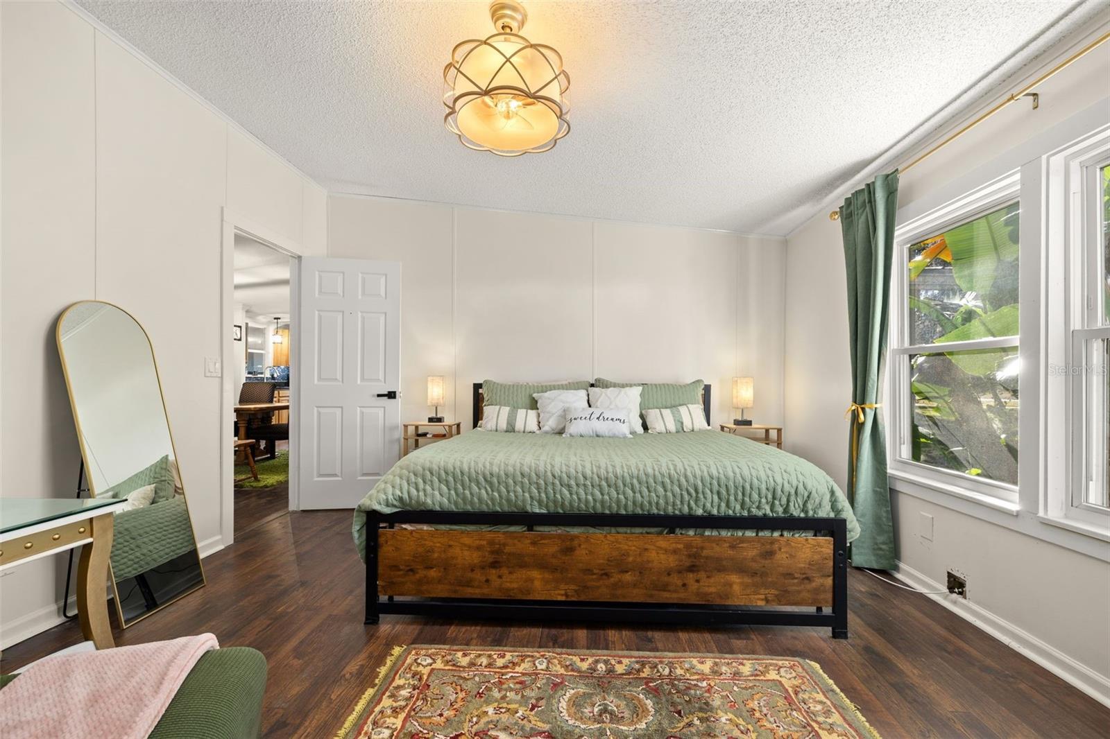 Image 20 of 47 For 204 Doe Drive