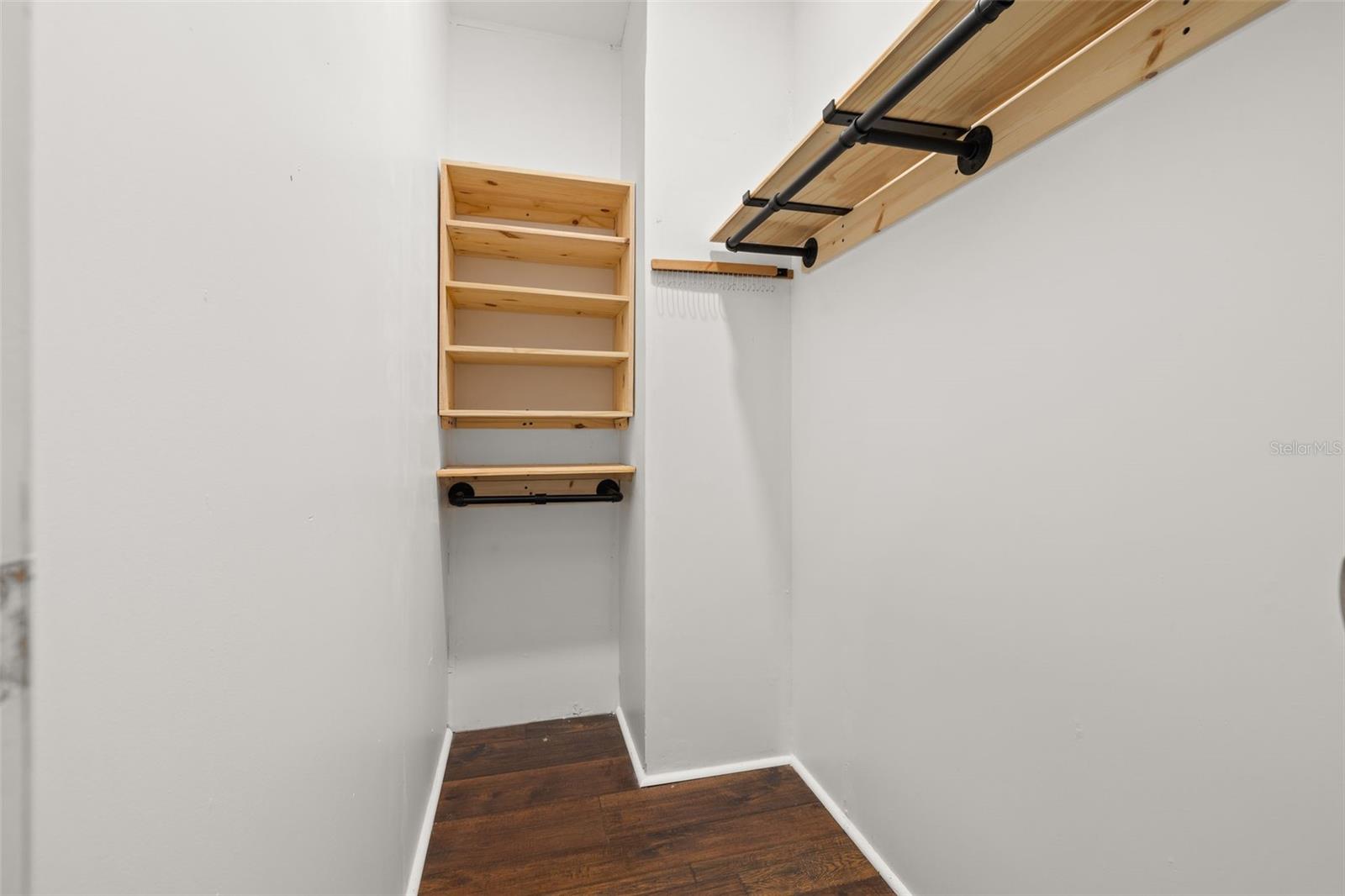 Image 24 of 47 For 204 Doe Drive