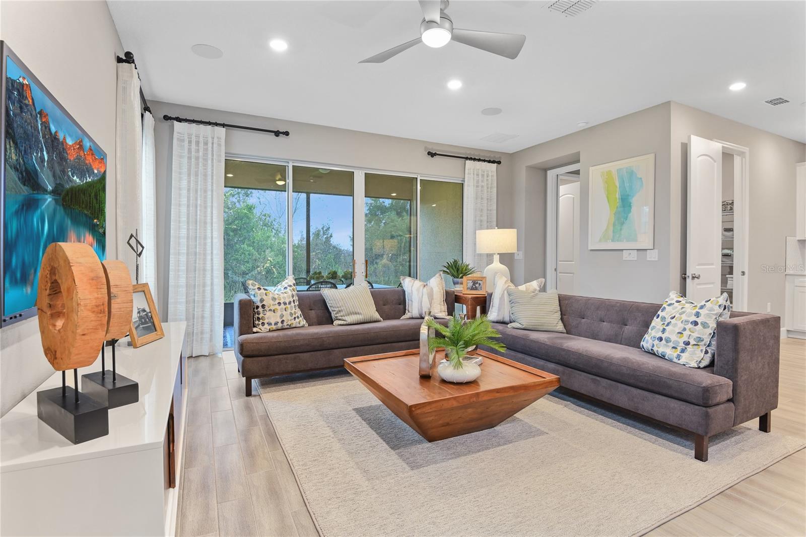 Image 11 of 19 For 14534 Banks Court