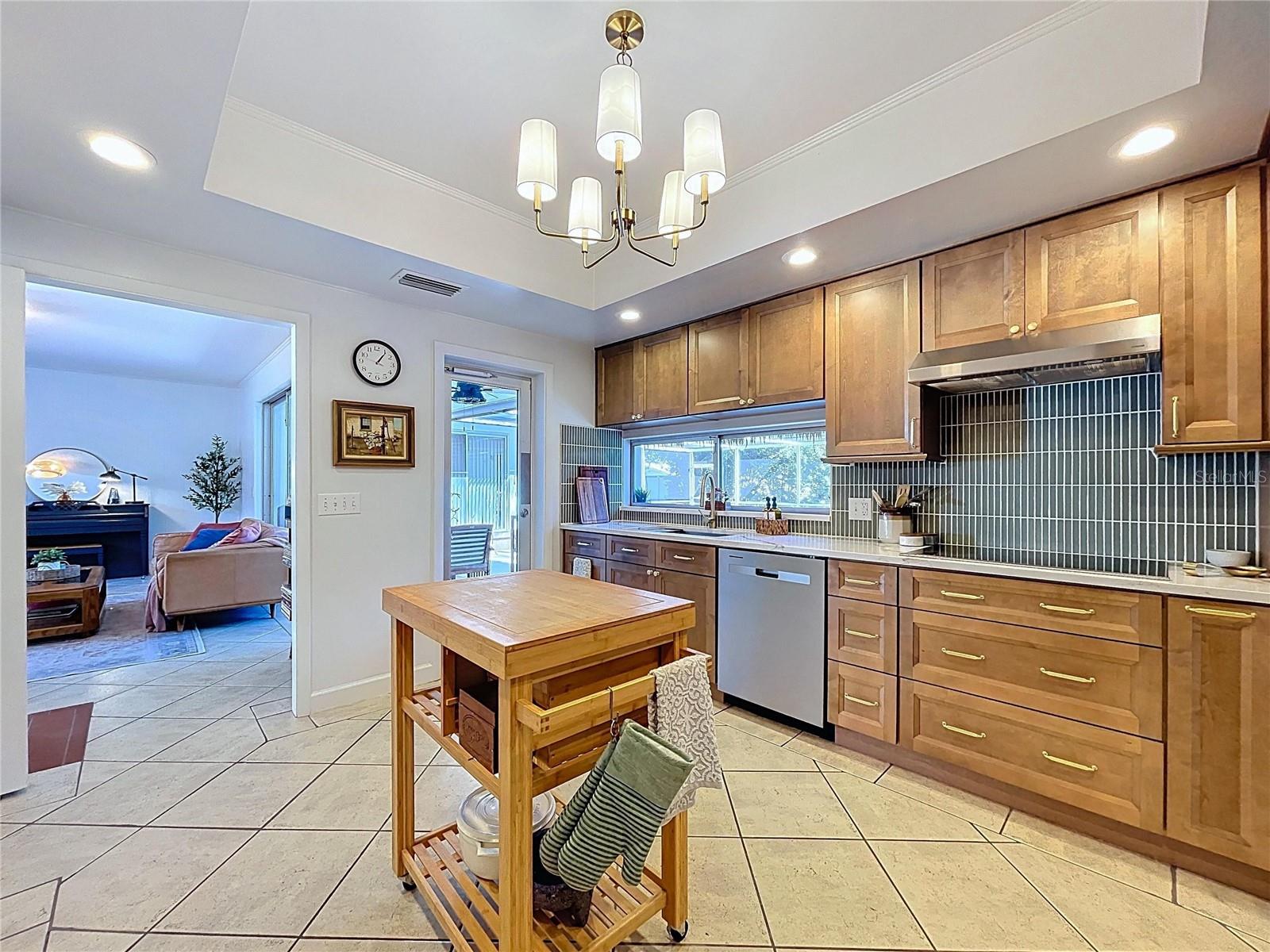 Image 33 of 72 For 2646 Newport Avenue