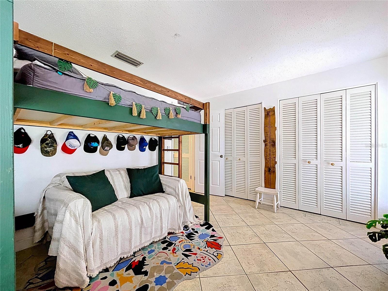 Image 37 of 72 For 2646 Newport Avenue