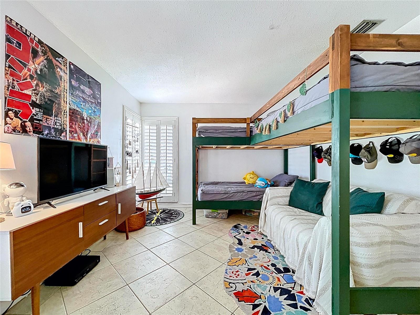 Image 38 of 72 For 2646 Newport Avenue