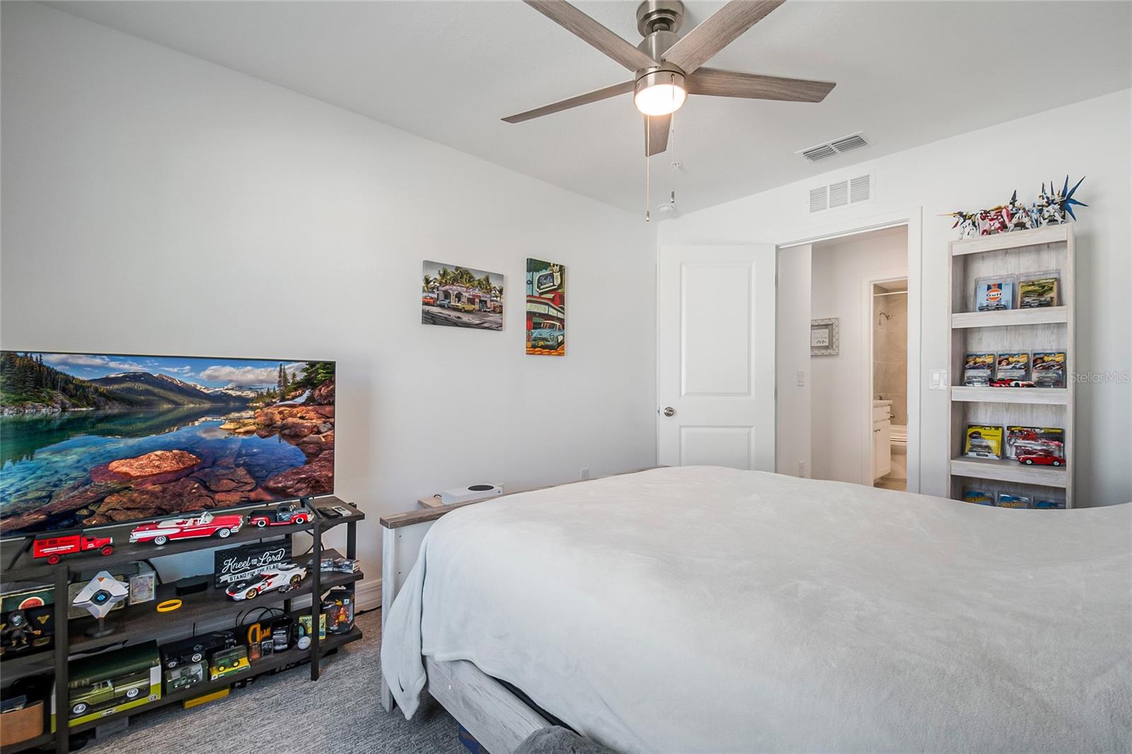 Image 8 of 41 For 9867 Walkway Drive