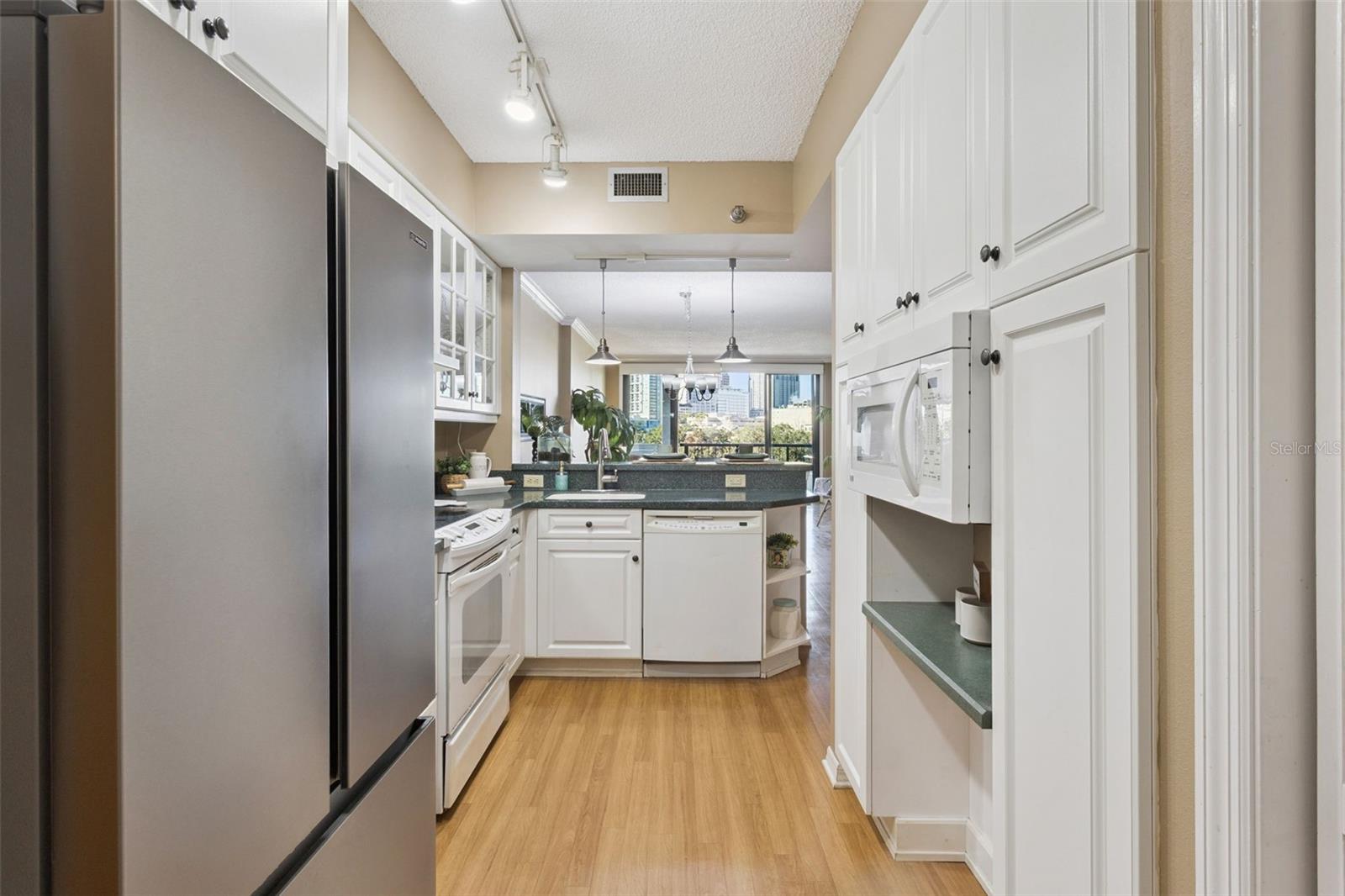 Image 13 of 40 For 401 Robinson Street 303