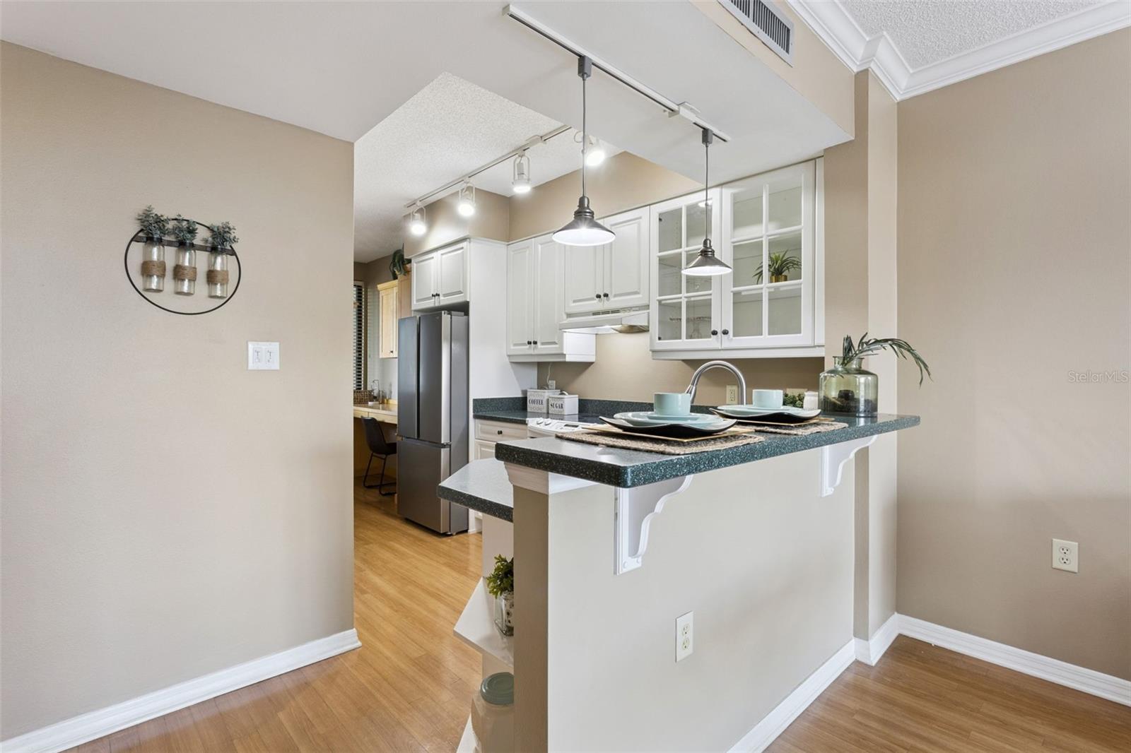 Image 7 of 40 For 401 Robinson Street 303