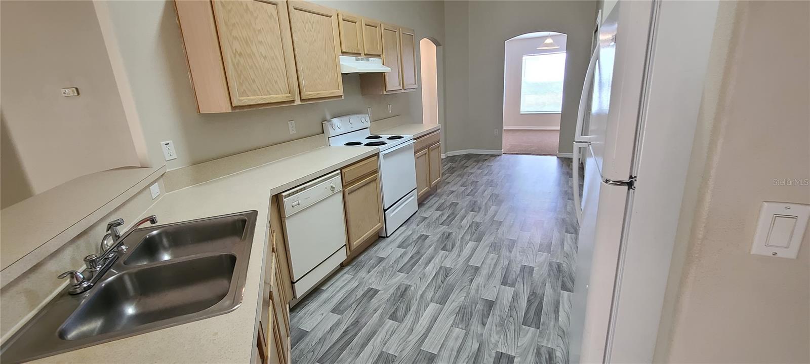 Image 4 of 21 For 1408 Hillsborough Way