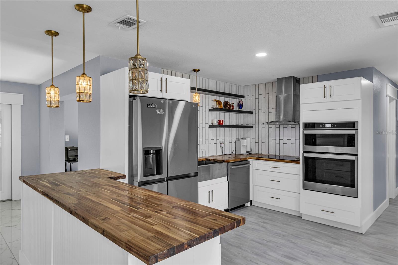 Image 17 of 33 For 6420 Appian Way