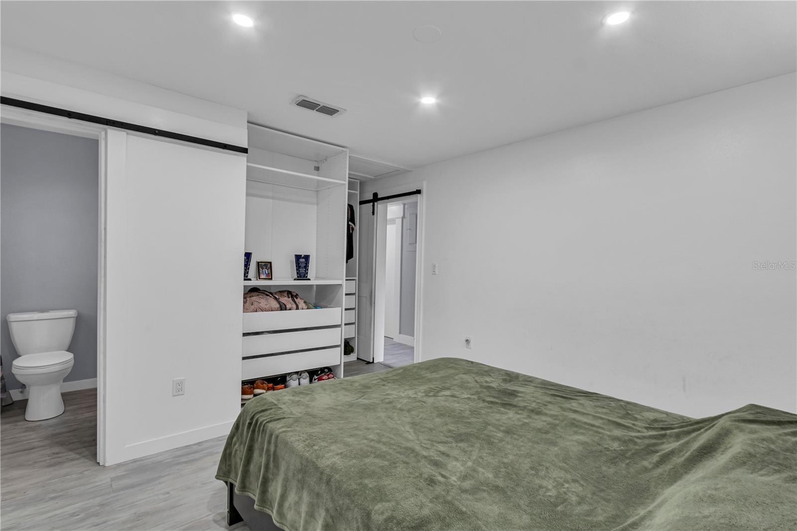 Image 25 of 33 For 6420 Appian Way