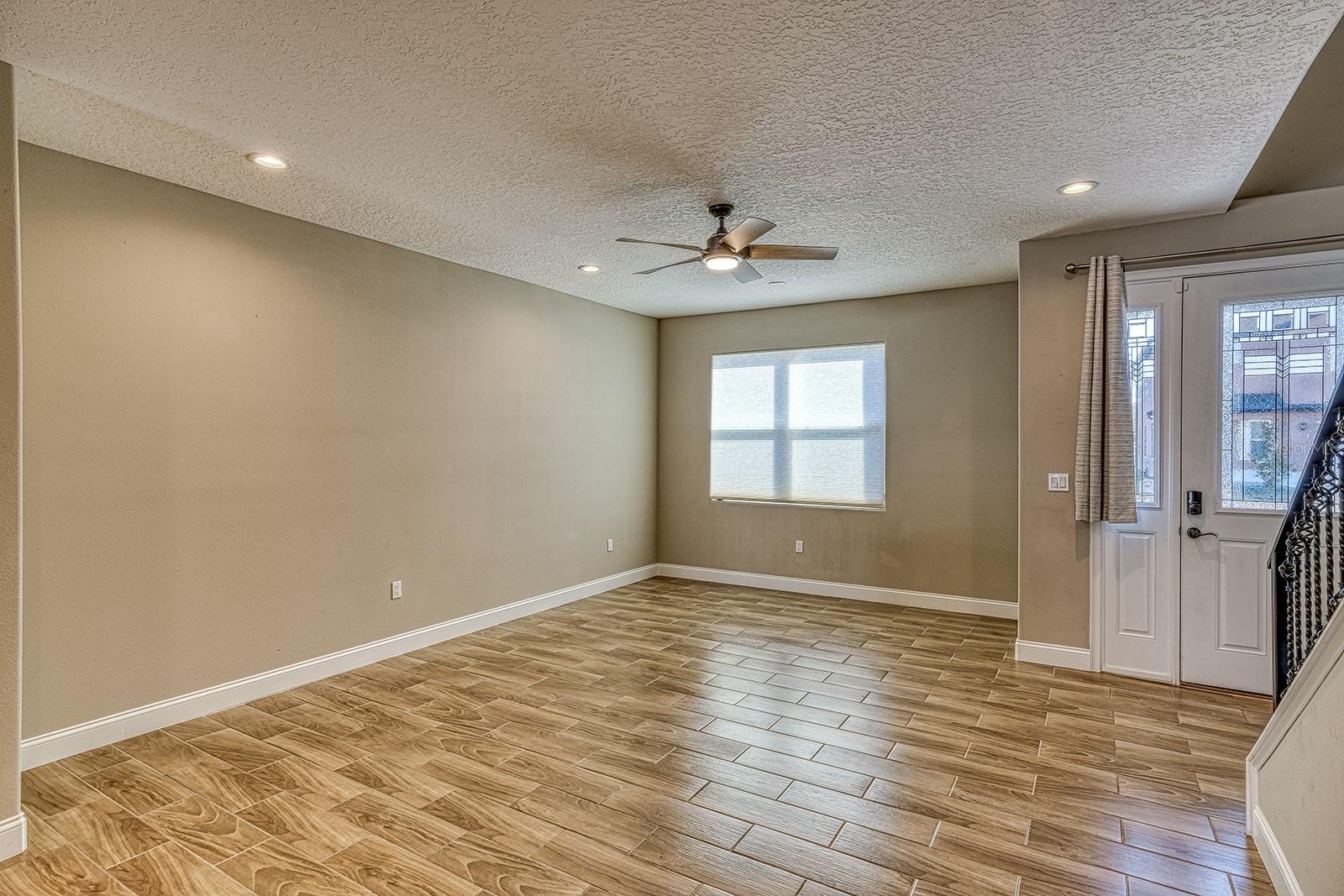 Image 12 of 54 For 6592 Taxiway Circle