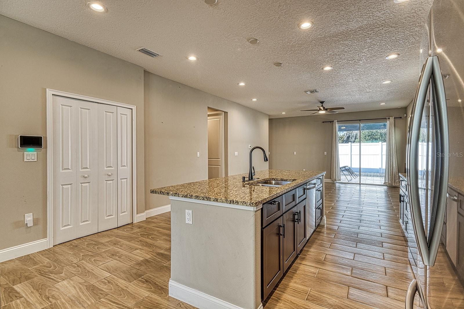 Image 14 of 54 For 6592 Taxiway Circle