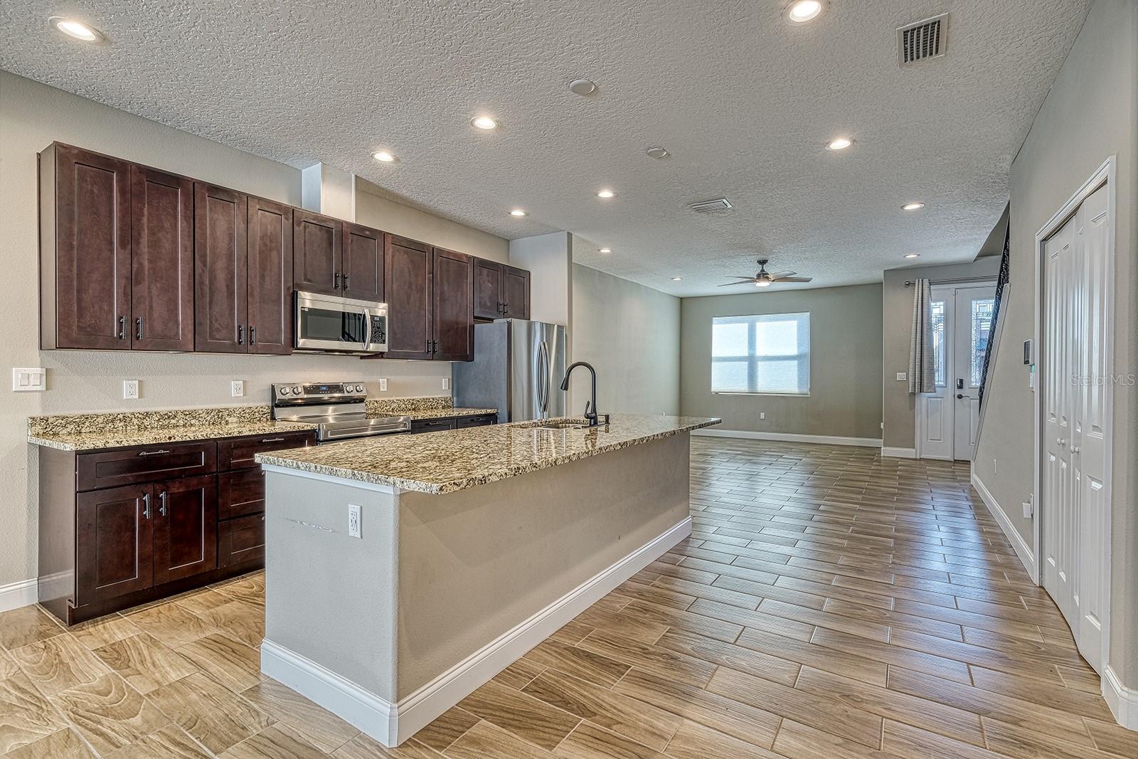 Image 16 of 54 For 6592 Taxiway Circle