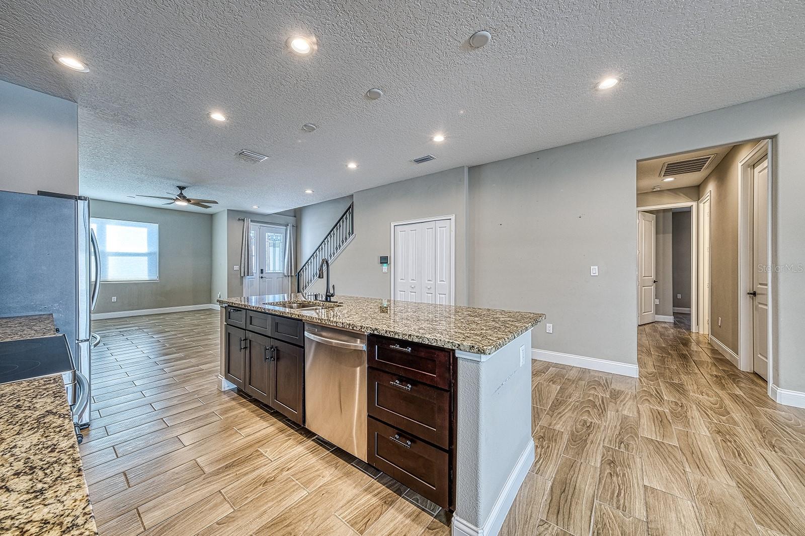 Image 19 of 54 For 6592 Taxiway Circle