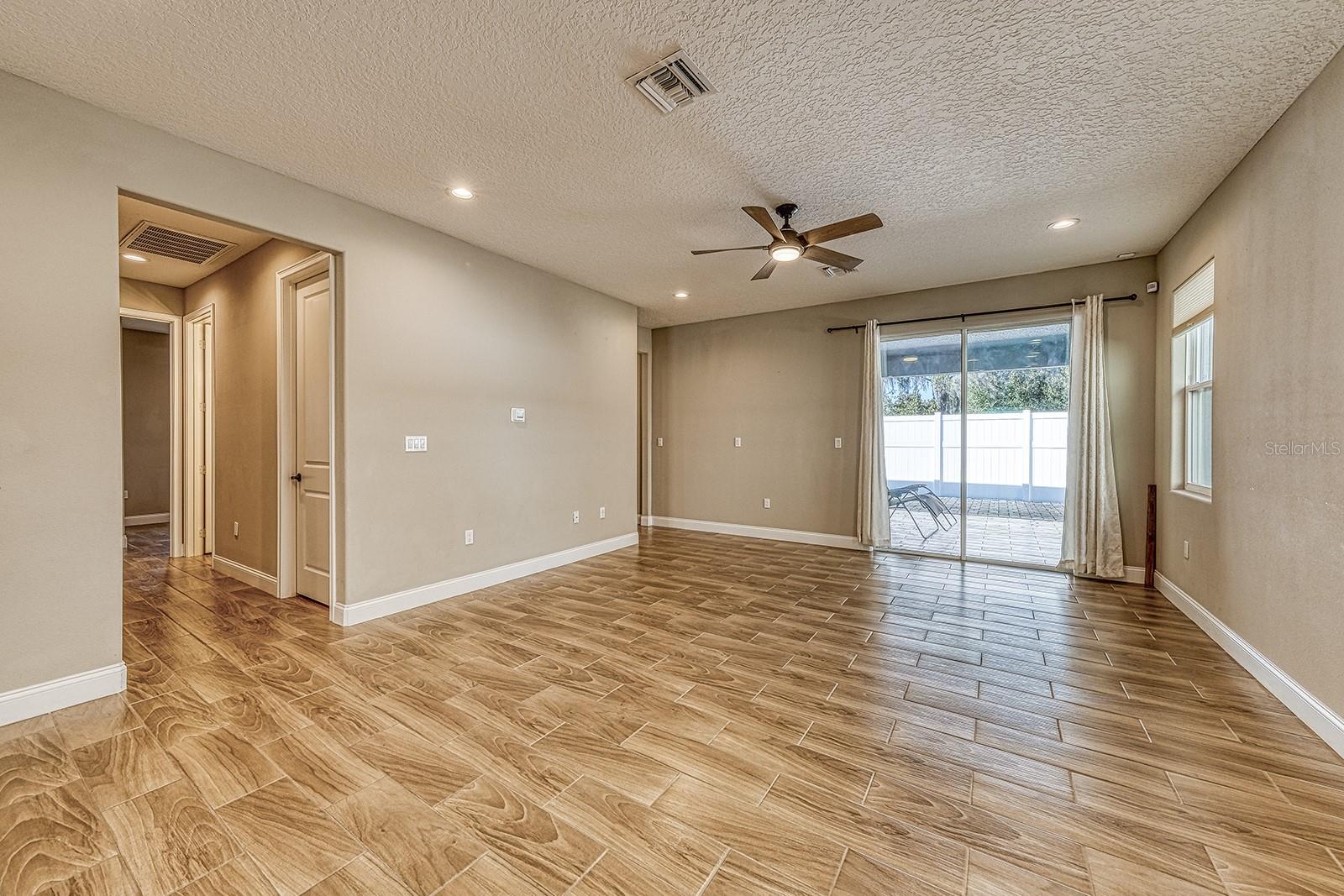 Image 21 of 54 For 6592 Taxiway Circle