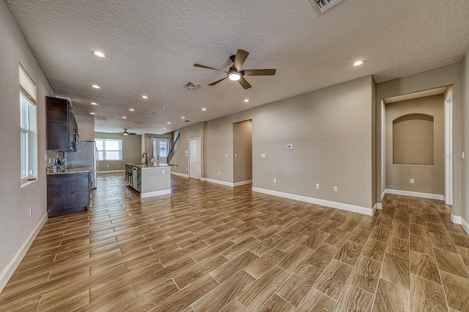 Image 23 of 54 For 6592 Taxiway Circle