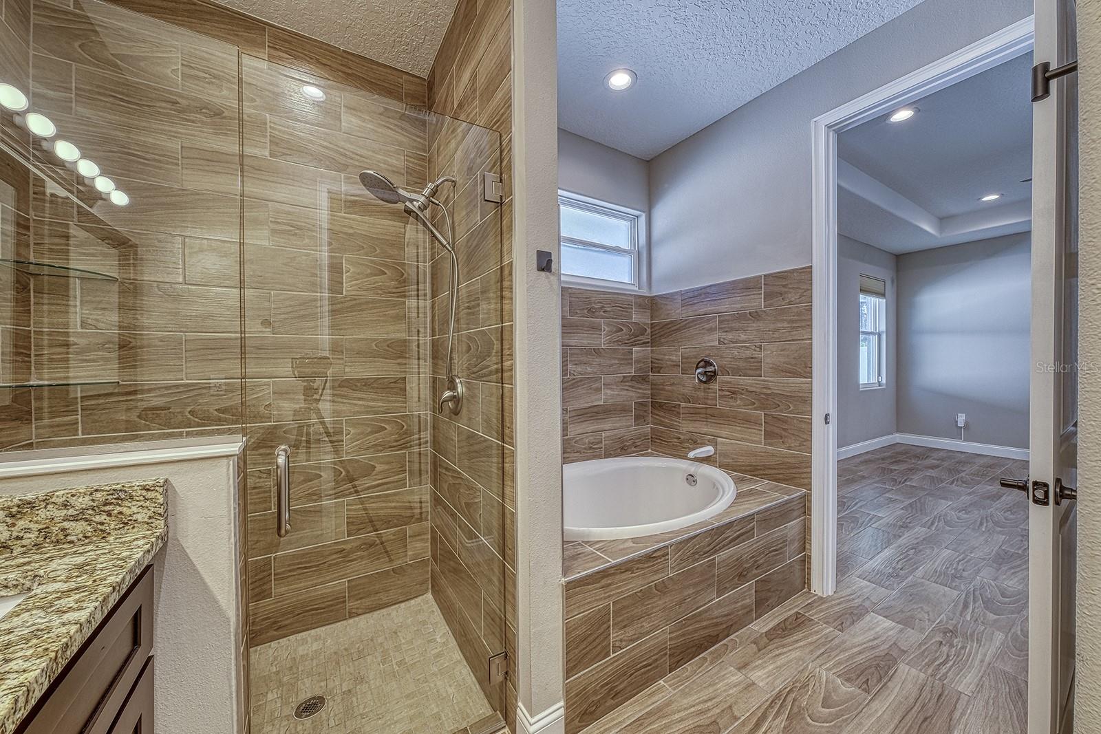 Image 32 of 54 For 6592 Taxiway Circle