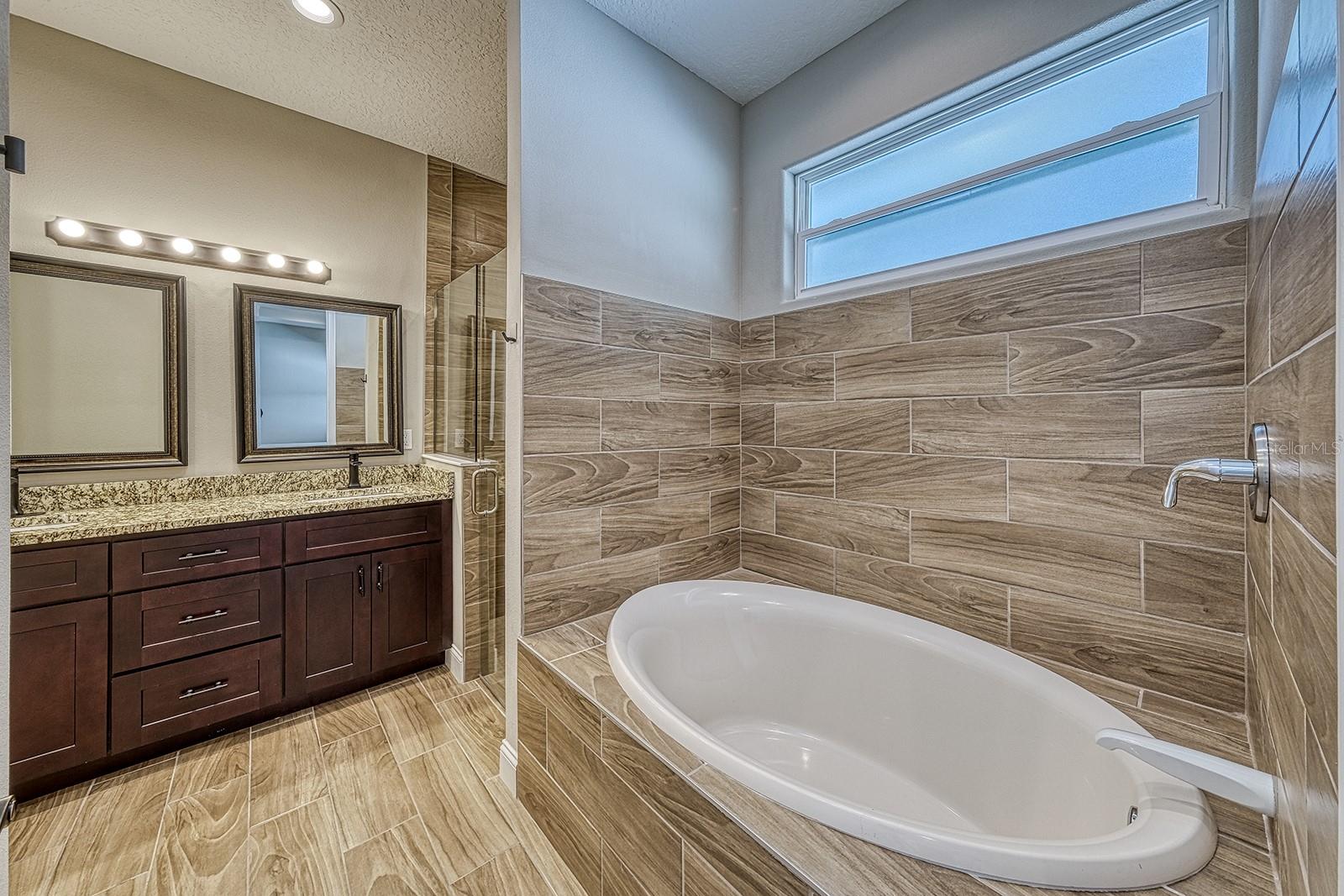 Image 33 of 54 For 6592 Taxiway Circle