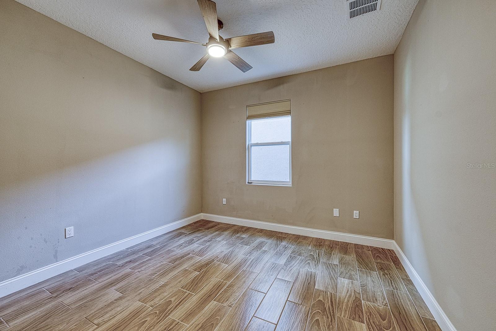 Image 39 of 54 For 6592 Taxiway Circle