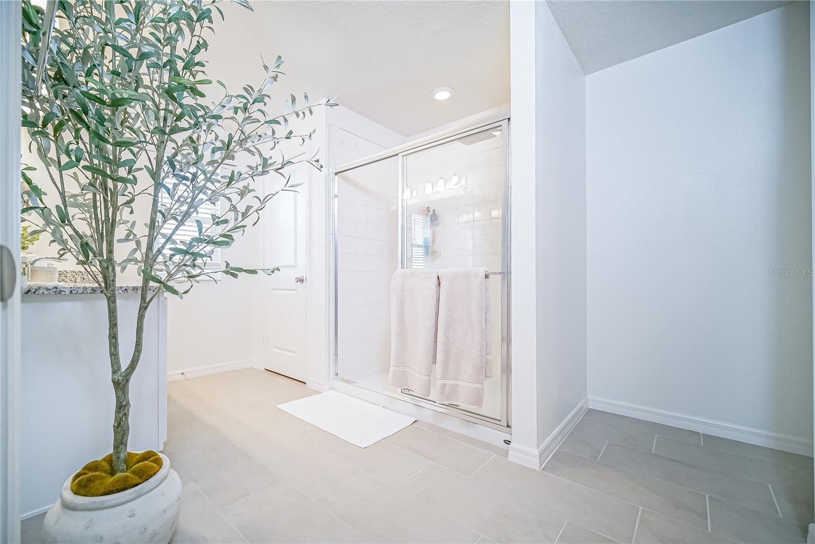 Image 12 of 31 For 895 Overpool Avenue