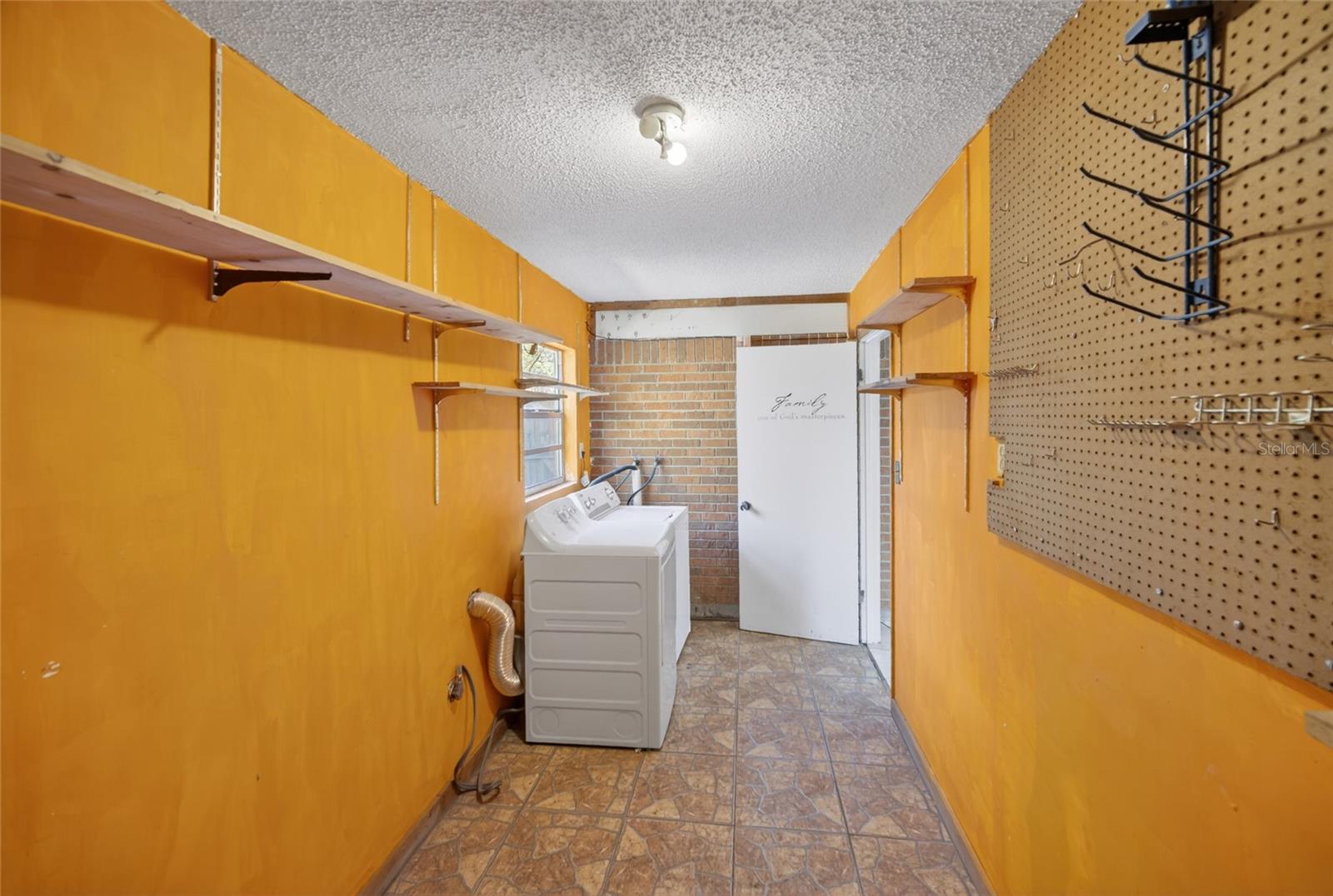 Image 27 of 49 For 518 Lavon Drive